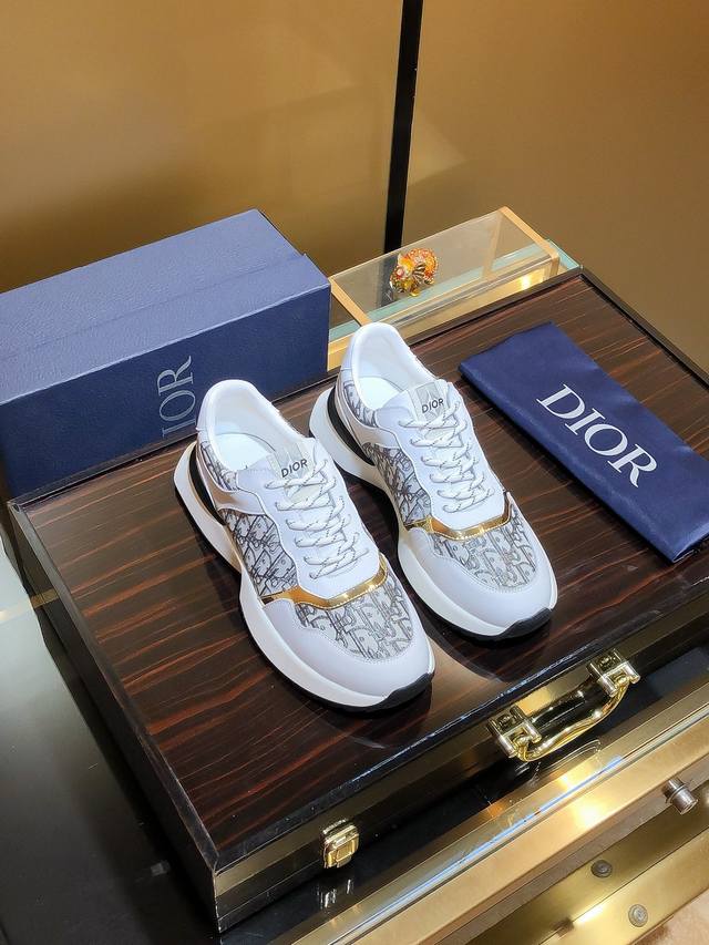 商品名称：Dior 迪奥 正规码数: 38-44 休闲鞋 商品材料：精选 牛皮鞋面，柔软羊皮内里；原厂大底。